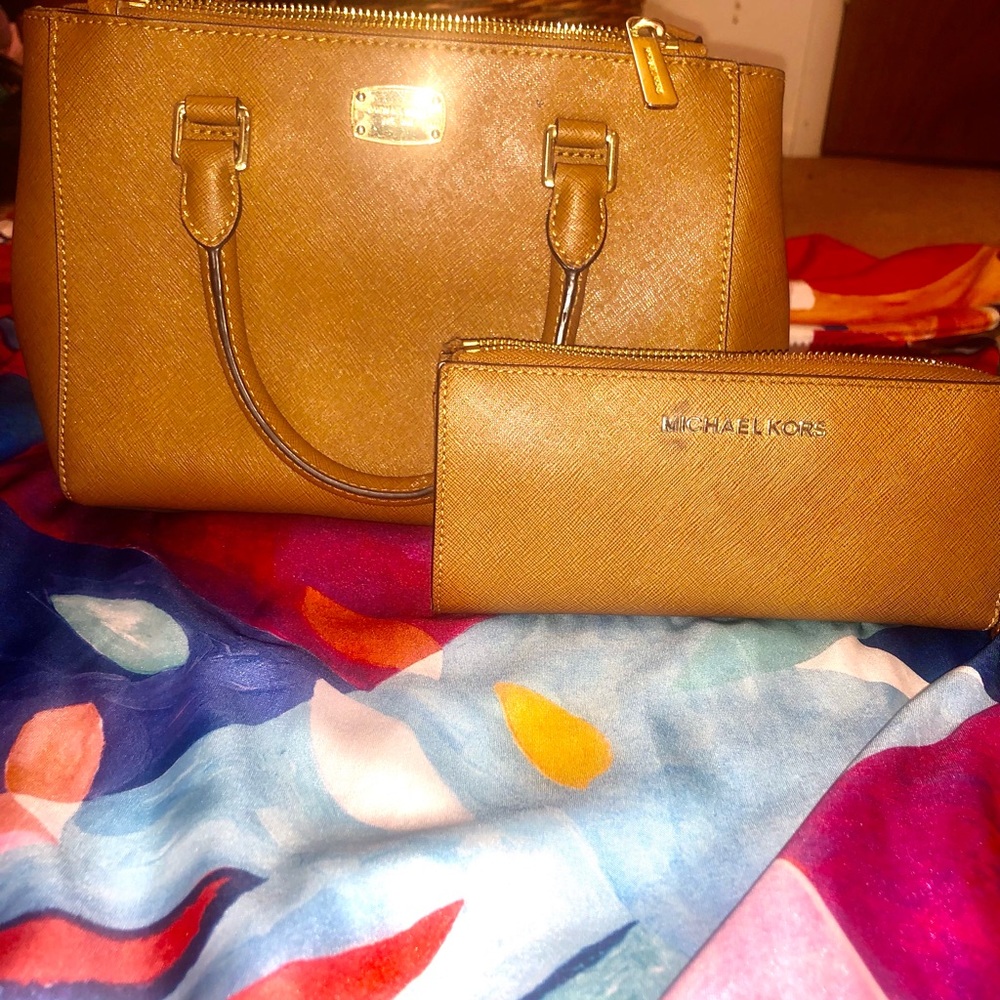 Michael Kors purse and matching wallet